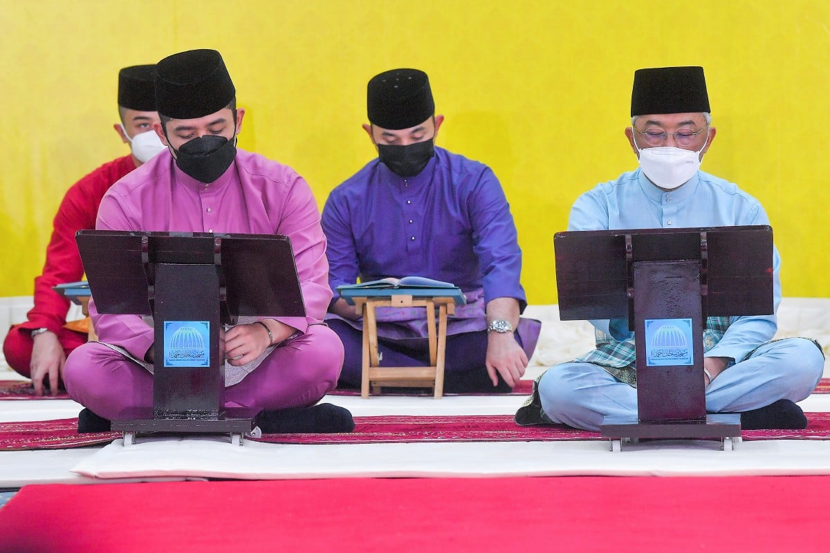 Al-SULTAN Abdullah (kanan) dan Tengku Hassanal (kiri) berkenan membaca al-Quran. FOTO Bernama