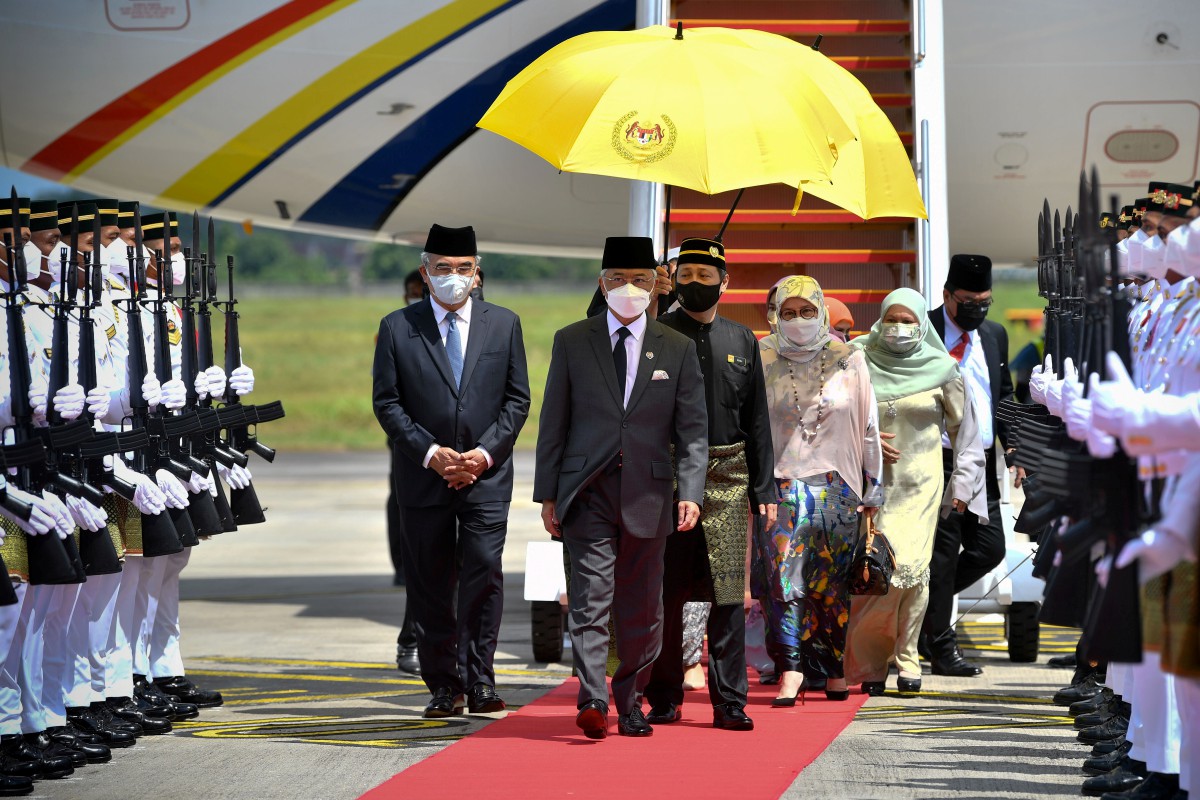 AL-Sultan Abdullah dan Tunku Hajah Azizah berangkat tiba di Lapangan Terbang Antarabangsa Melaka (LTAM) hari ini. FOTO Bernama.