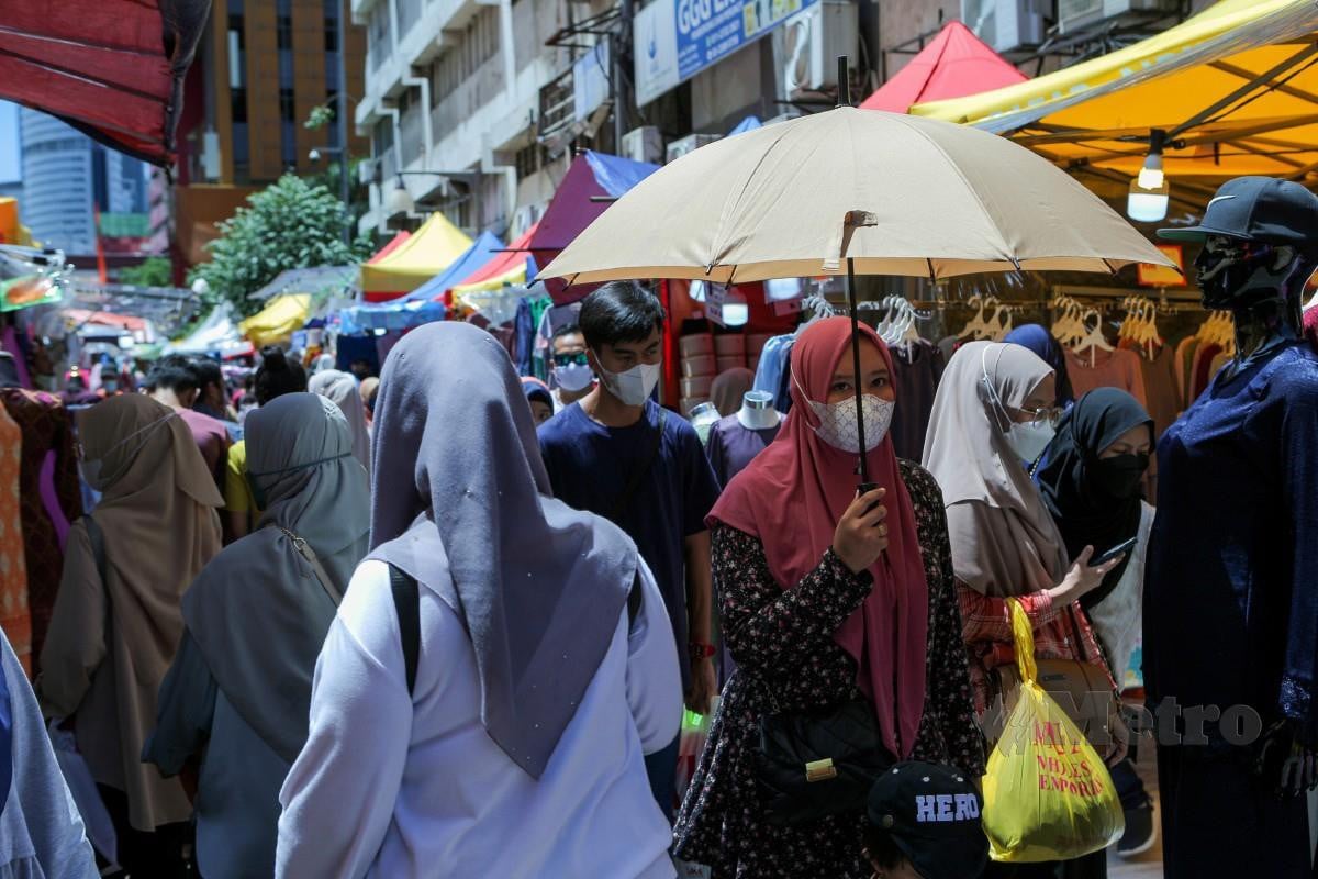 ORANG ramai mengunjungi Jalan Tuanku Abdul Rahman bagi membeli barangan menyambut Aidilfitri. FOTO Asyraf Hamzah