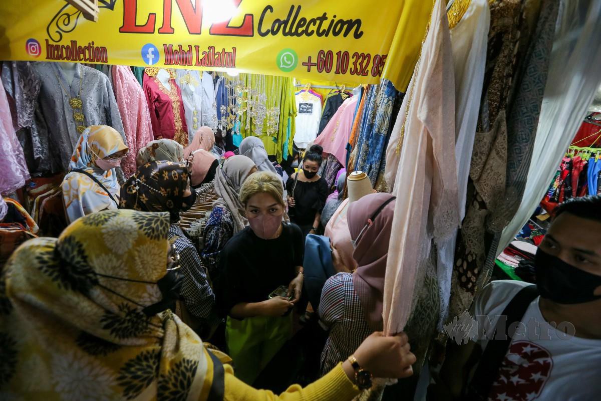 ORANG ramai membuat persediaan membeli belah sempena menyambut Aidilfitri yang bakal tiba di Bazar Aidilfitri Jalan Tuanku Abdul Rahman (TAR ). FOTO Aswadi Alias. 