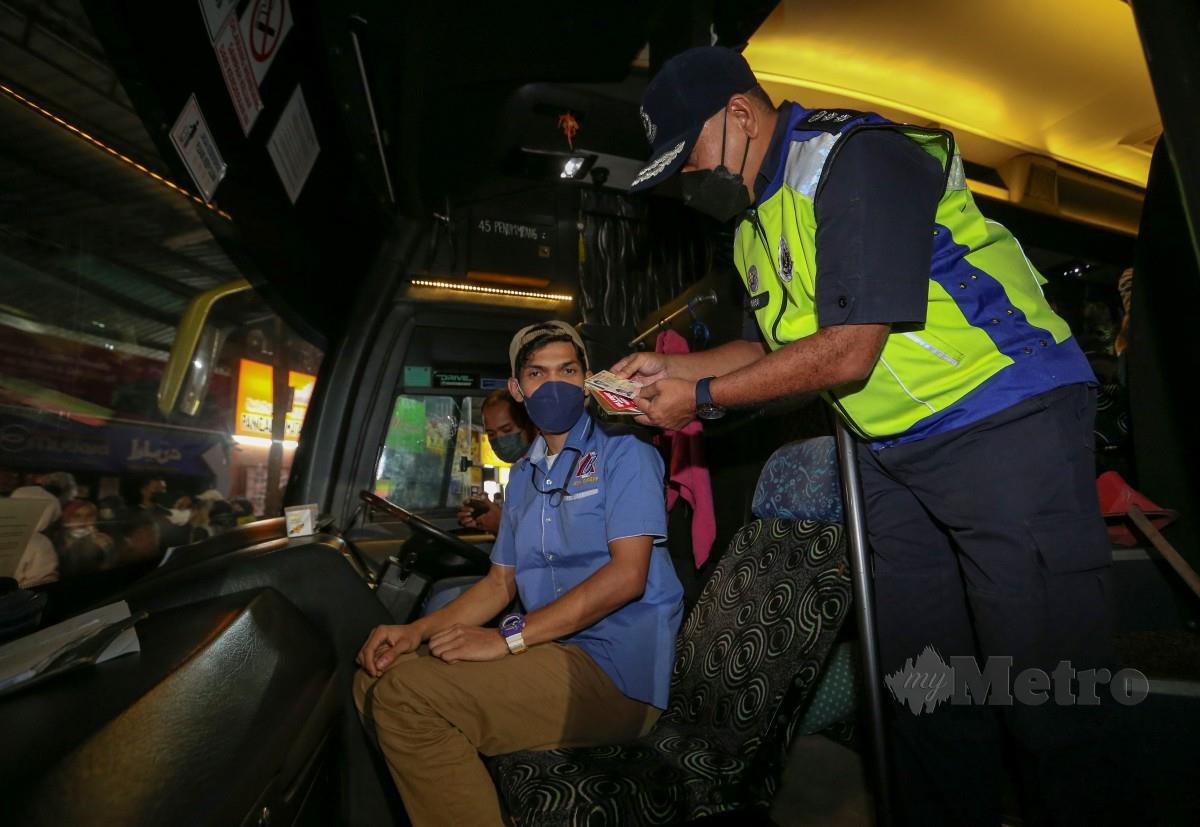 KETUA Polis Daerah Kota Bharu , Asisten Komisioner Mohd Rosdi Daud memeriksa lesen pemandu bas ekspres  di  Terminal Bas Lembah Sireh sempena Op Selamat 18. FOTO Nik Abdullah Nik Omar
