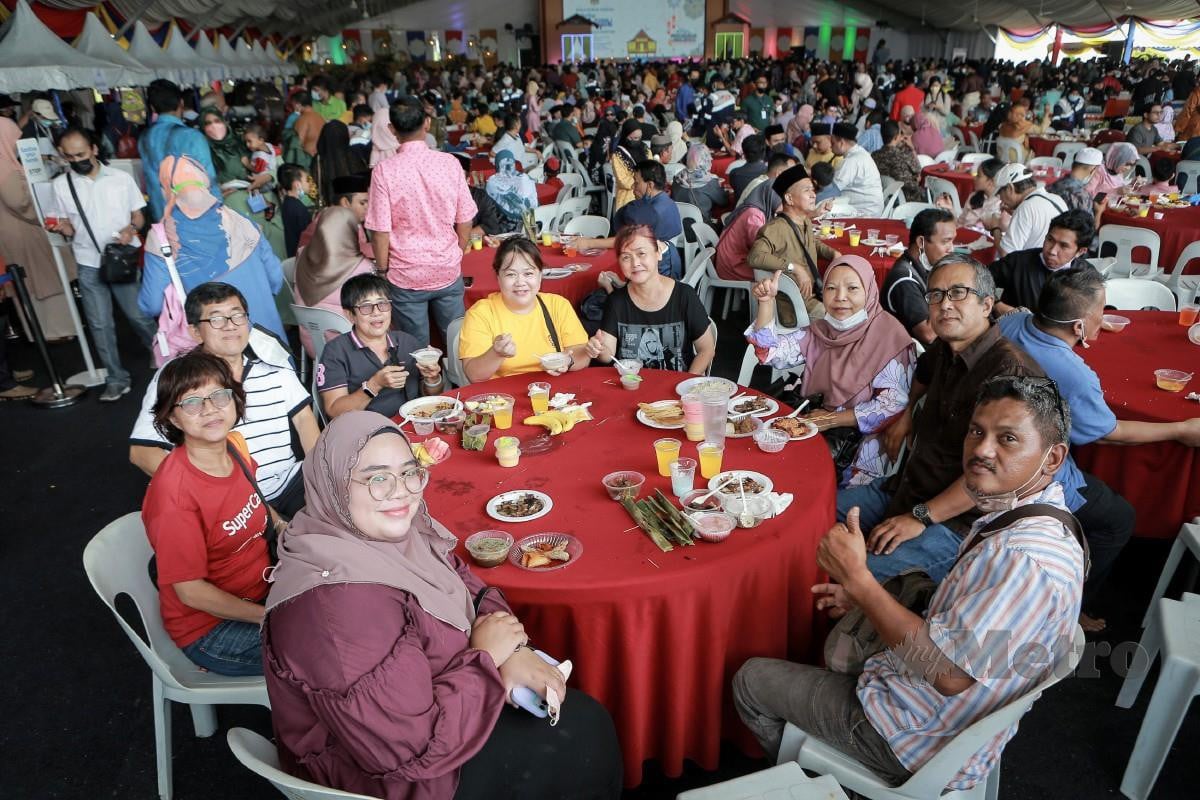 ORANG ramai yang menghadiri majlis rumah terbuka Hari Raya Aidilfitri Perdana Menteri dan Anggota Jemaah Menteri di Seri Perdana. FOTO Asyraf Hamzah