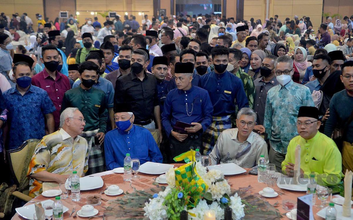 ISMAIL Sabri  (duduk dua dari kiri) bersama Tengku Zafrul (duduk dua dari kanan), Najib (duduk kiri) dan Noh (duduk kanan) pada Majlis Ramah Mesra dan Sambutan Aidilfitri KUSKOP. FOTO Faiz Anuar.