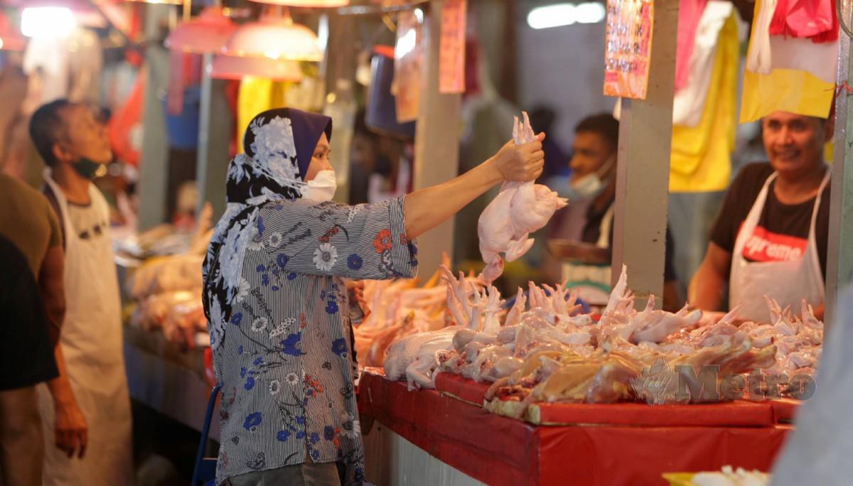 PENGGUNA memilih ayam bersih yang dijual dengan harga RM9.50 termasuk upah proses dan perkhidmatan di Pasar Chow Kit, Kuala Lumpur. FOTO  Mohamad Shahril Badri Saali