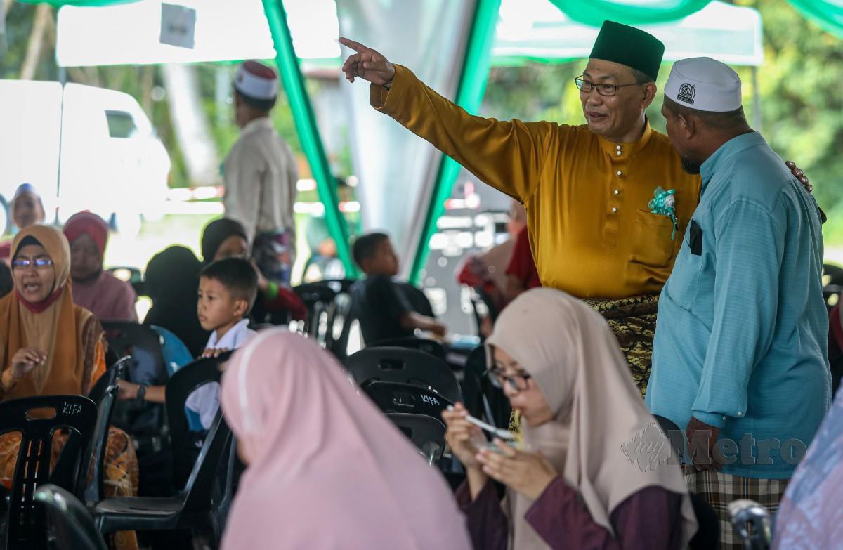 AWANG (dua kiri) bermesra dengan orang ramai yang hadir pada Majlis Rumah Terbuka Aidilfitri Parlimen Pendang. FOTO Luqman Hakim Zubir.