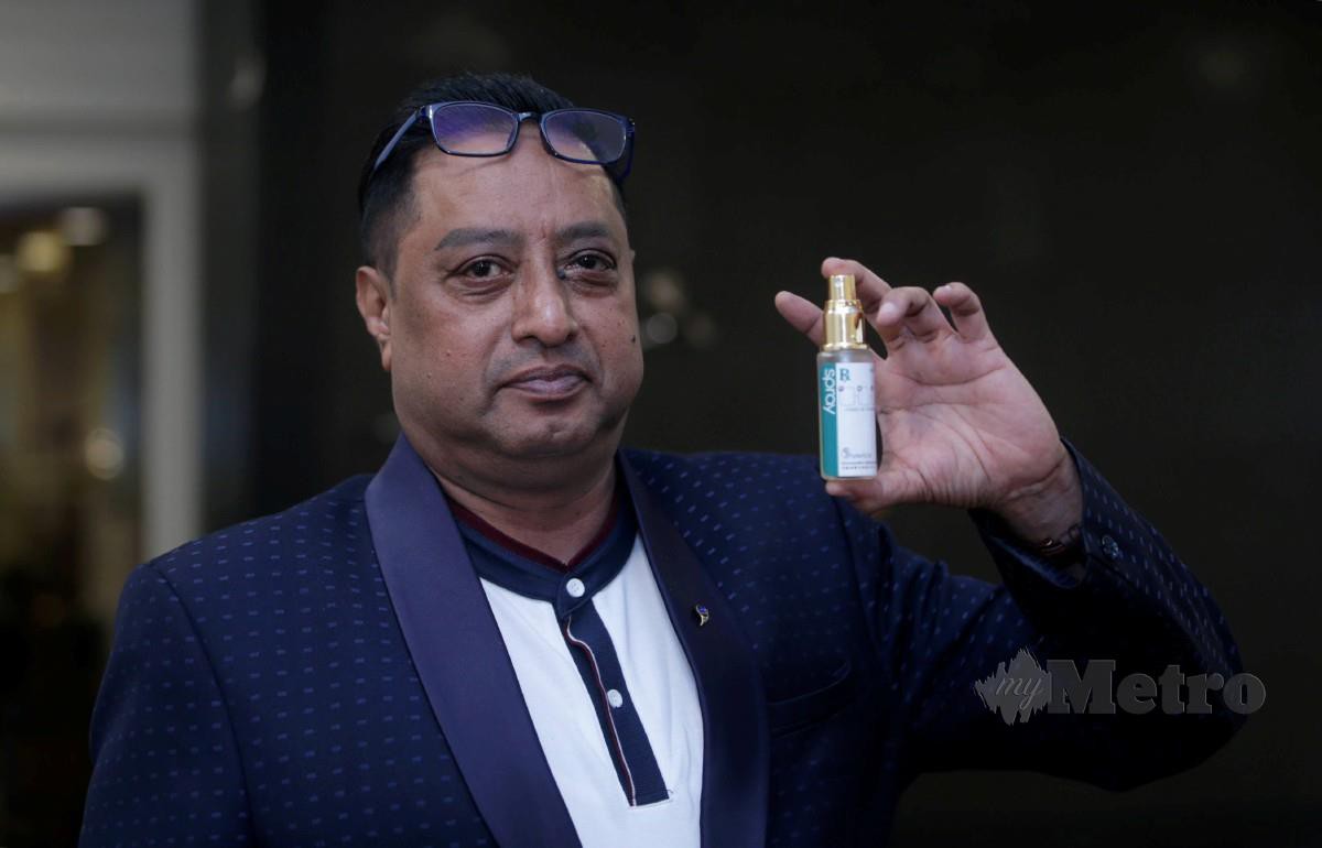 DR Alfred John Prem Raj menunjukkan botol semburan Vaksin Covid-19. FOTO Mohamad Shahril Badri Saali.