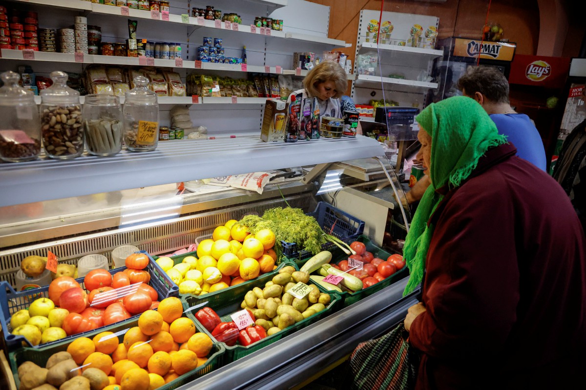 WARGA emas membeli buah-buahan dan sayur-sayuran di pasar raya.  FOTO EPA.
