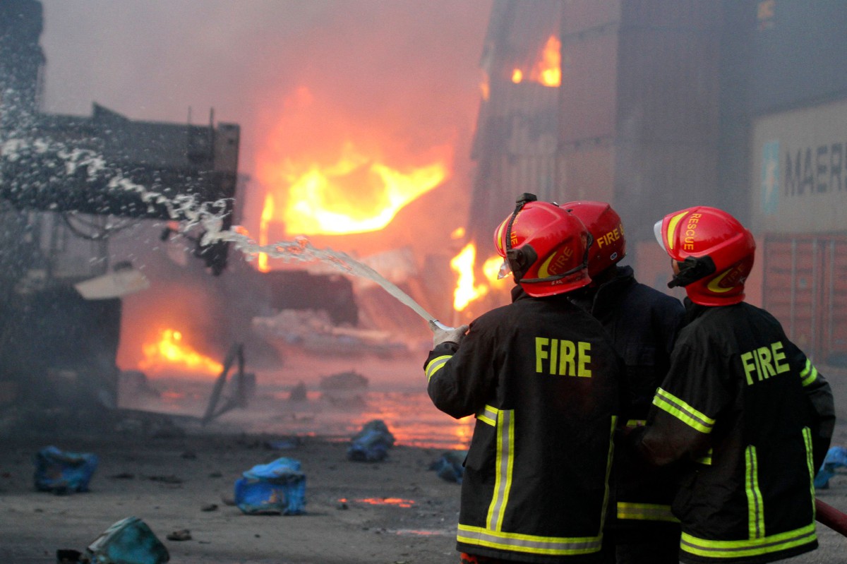 ANGGOTA bomba cuba memadamkan kebakaran. FOTO AFP.