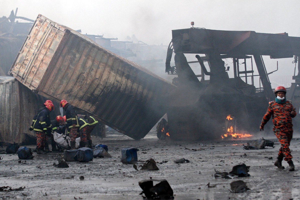 MAYAT mangsa ditemui dalam kawasan depoh terbakar. FOTO AFP.