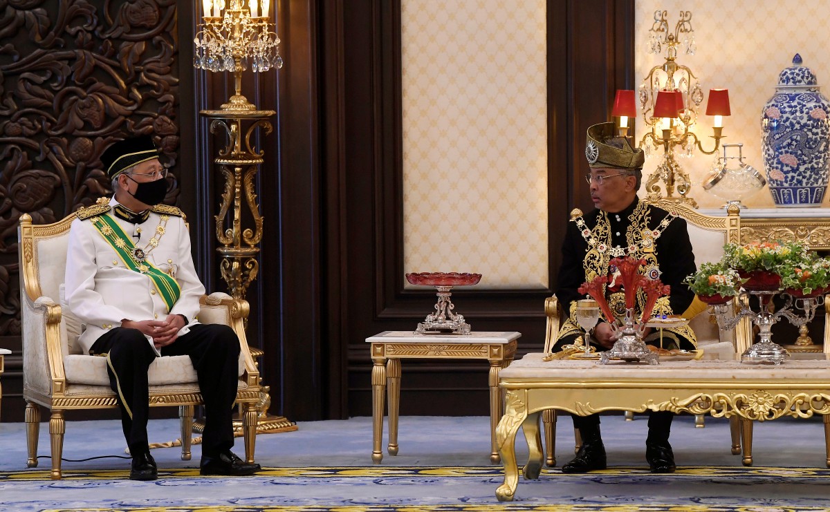 AL-Sultan Abdullah (kanan) berkenan berbual bersama Ismail Sabri. FOTO Bernama
