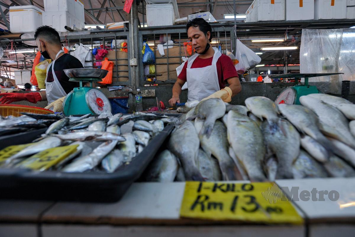 PENJUAL ikan di Pasar Jalan Raja Bot, Chow Kit. FOTO Aizuddin Saad