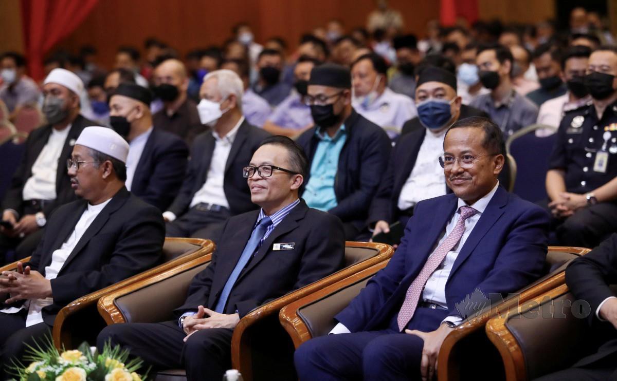 AHMAD Samsuri  (kanan) semasa merasmikan Majlis Sambutan Hari Antidadah Peringkat Negeri Terengganu dan Seminar Tempat Kerja Bebas Dadah. FOTO Ghazali Kori.