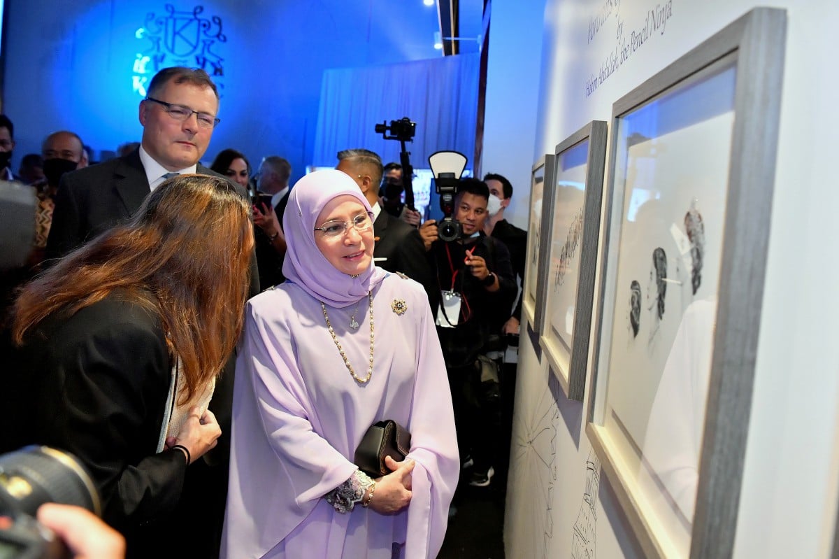 TUNKU Hajah Azizah Aminah berkenan melihat lukisan di ruang pameran pada Majlis ‘The Queen’s Platinum Jubilee Celebration' di Kuala Lumpur Golf and Country Club (KLGCC) hari ini.