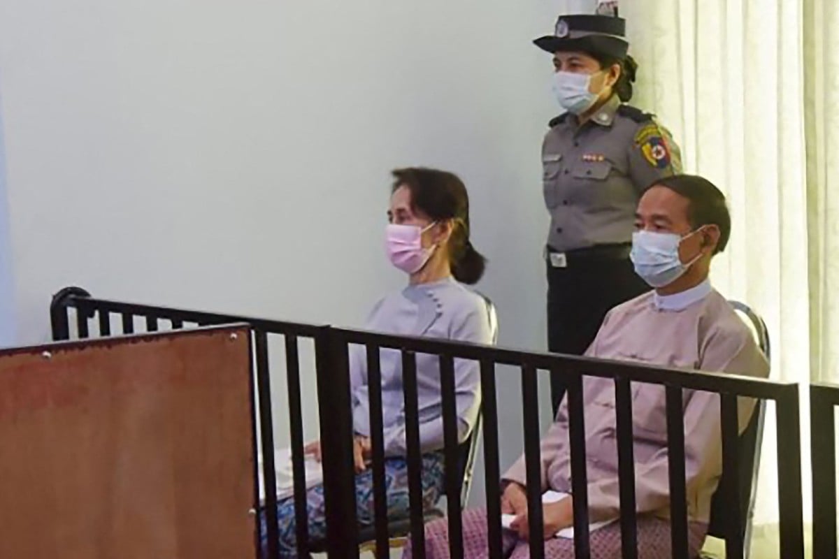 GAMBAR fail menunjukkkan Suu Kyi (kiri) bersama Win Myint. FOTO AFP