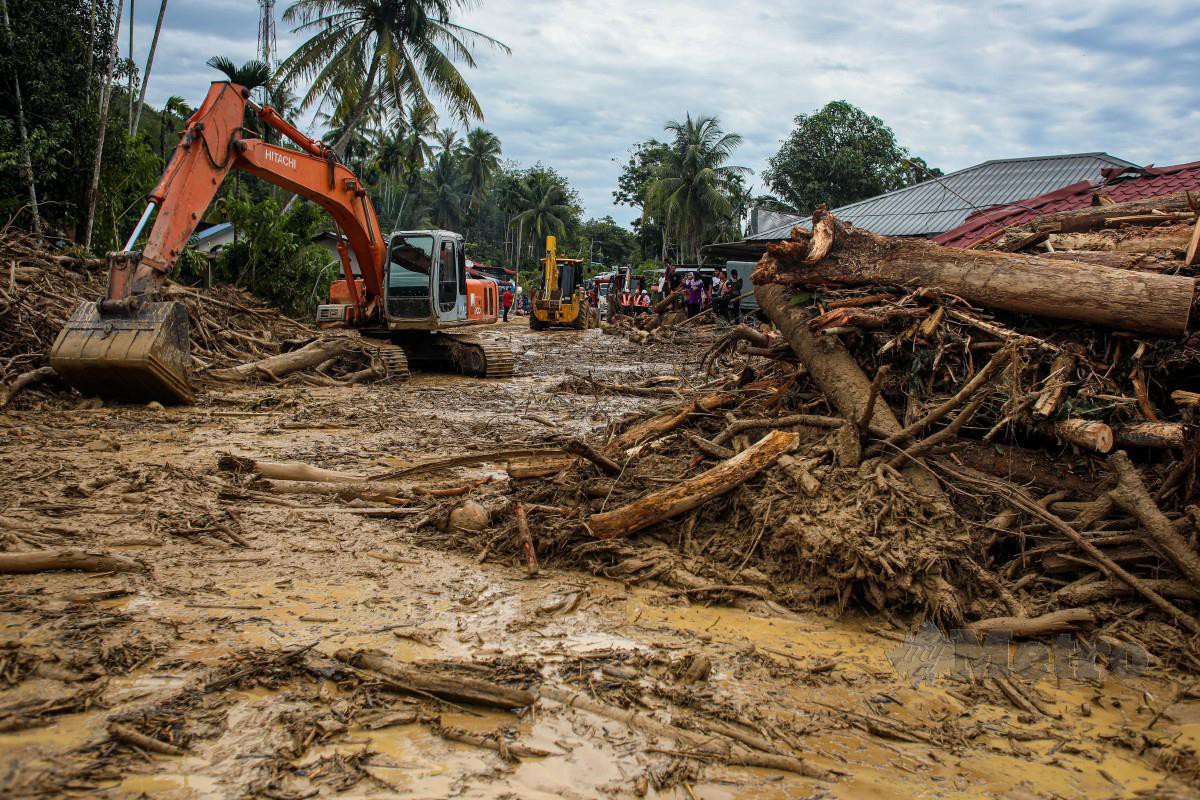 KEADAAN di Kampung Iboi selepas dilanda banjir lumpur semalam. FOTO Luqman Hakim Zubir.