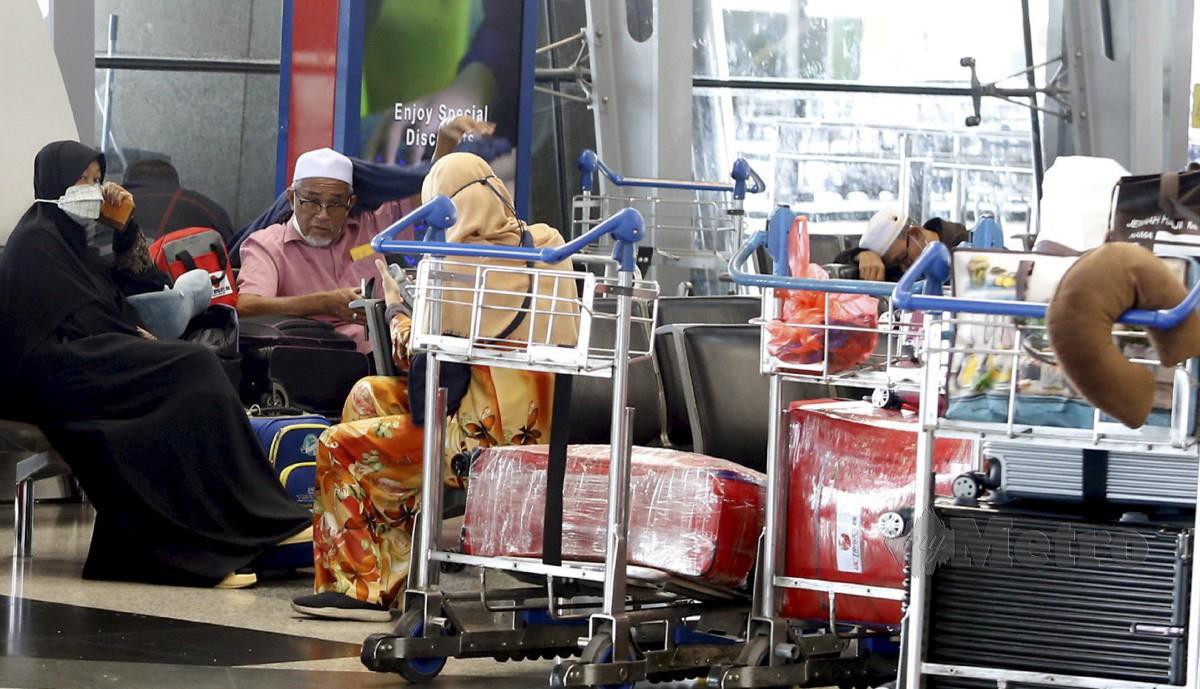 SEBAHAGIAN bakal jemaah haji yang terkandas di Lapangan Terbang Antarabangsa Kuala Lumpur (KLIA), Sepang. FOTO Hairul Anuar Rahim.