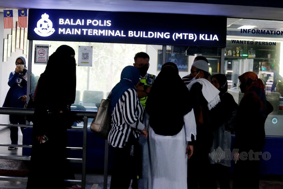 SEBAHAGIAN bakal jemaah haji yang terkandas  membuat laporan polis di Balai Polis Lapangan Terbang Antarabangsa Kuala Lumpur (KLIA), Sepang. FOTO Hairul Anuar Rahim.
