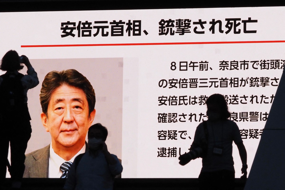SKRIN video menunjukkan imej Shinzo Abe. FOTO AFP