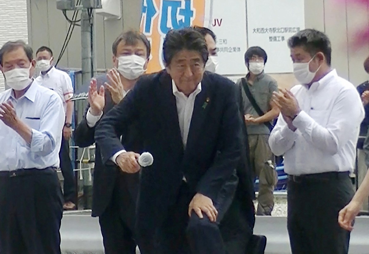 GAMBAR dirakam seorang saksi Toshiharu Otani yang menunjukkan Shinzo Abe (tengah) sebelum berucap, sementara lelaki (dua dari kanan belakang) dipercayai suspek yang menembak Abe. FOTO AFP.