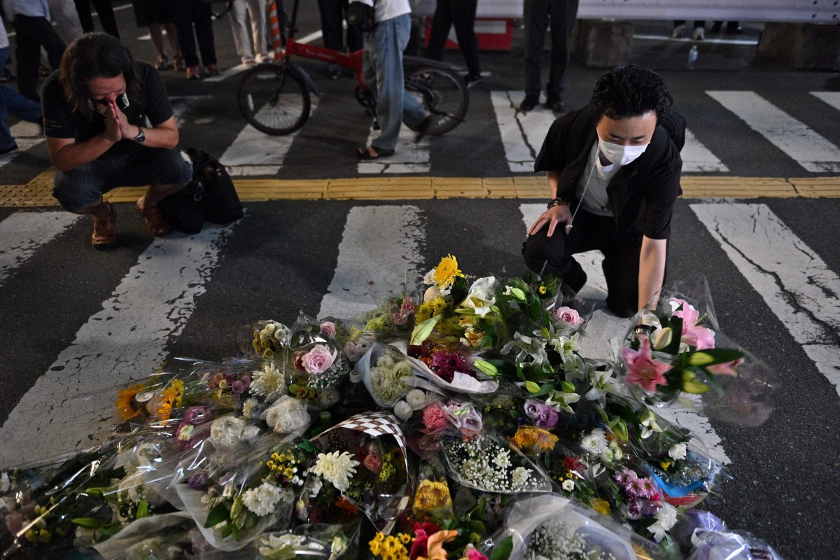 ORANG ramai meletakkan bunga dan berdoa di luar Stesen Yamato-Saidaiji  lokasi Shinzo Abe ditembak. FOTO AFP.