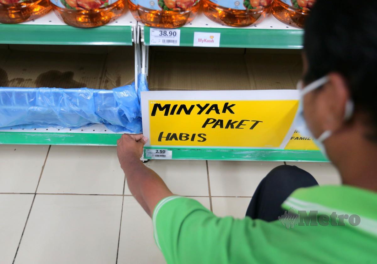 TINJAUAN di beberapa pasar raya serta kedai runcit di kawasan Skudai dan Tampoi mendapati bekalan minyak paket kehabisan. FOTO Nur Aisyah Mazalan.
