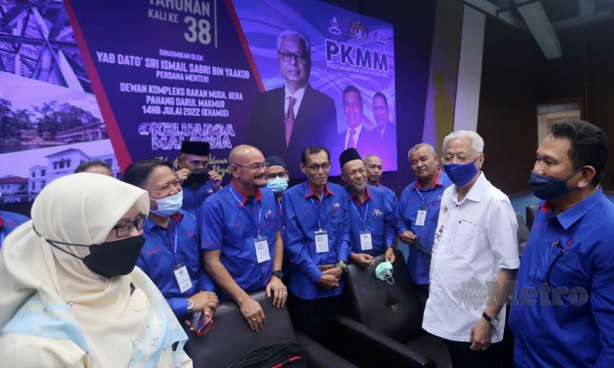 ISMAIL Sabri beramah mesra bersama ahli pada Majlis Perasmian Mesyuarat Agong Tahunan, Persatuan Kontraktor Negeri Pahang. FOTO Farizul Hafiz Awang.