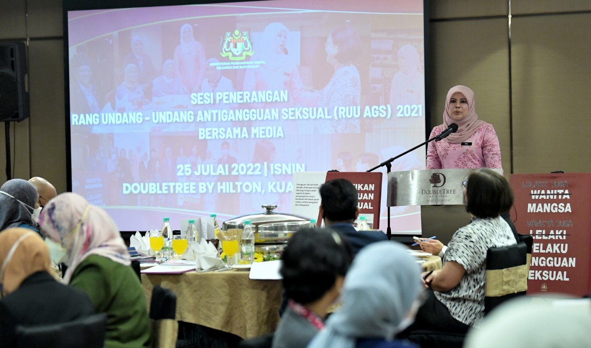 RINA menyampaikan ucapan pada Taklimat Sesi Libat Urus Rang Undang-Undang Anti Gangguan Seksual 2021 bersama media. FOTO Bernama.
