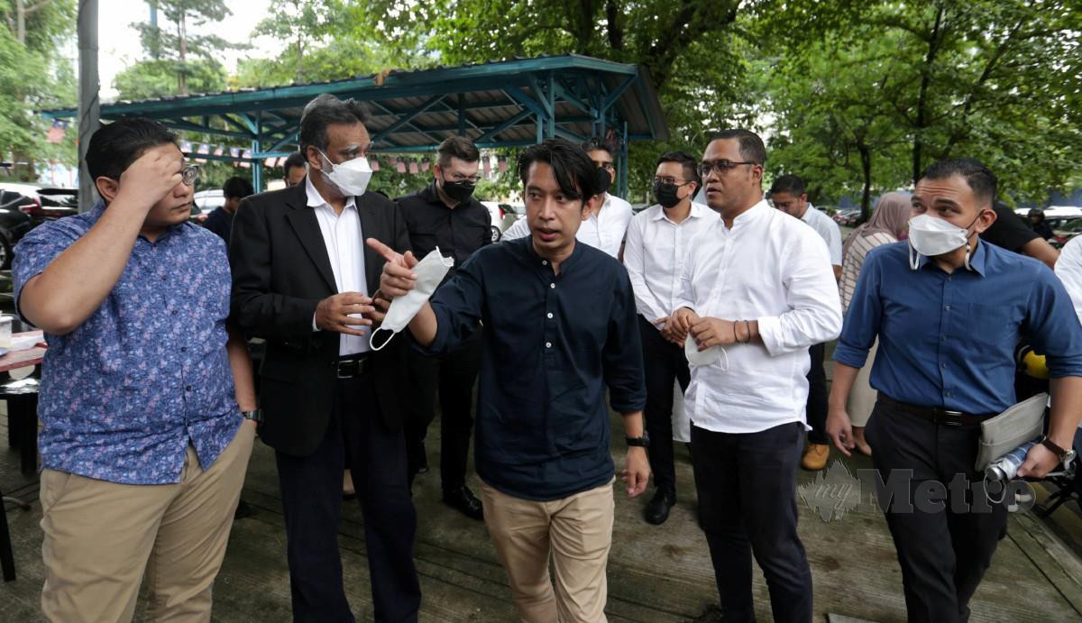 ADAM Adli (tengah), bersama antara peserta yang turut dipanggil bagi diambil keterangan di IPD Dang Wangi, hari ini. FOTO Mohamad Shahril Badri Saali.