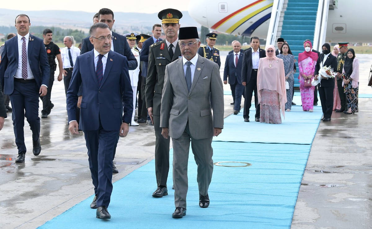 AL-Sultan Abdullah dan Tunku Hajah Azizah Aminah  berangkat tiba di Lapangan Terbang Antarabangsa Esenboğa Ankara. FOTO Bernama