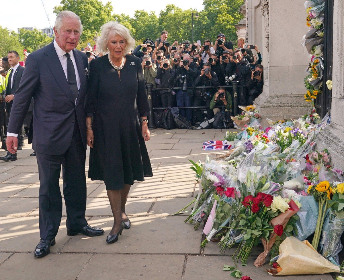 CHARLES dan Camilla ketika tiba di Istana Buckingham. FOTO AFP