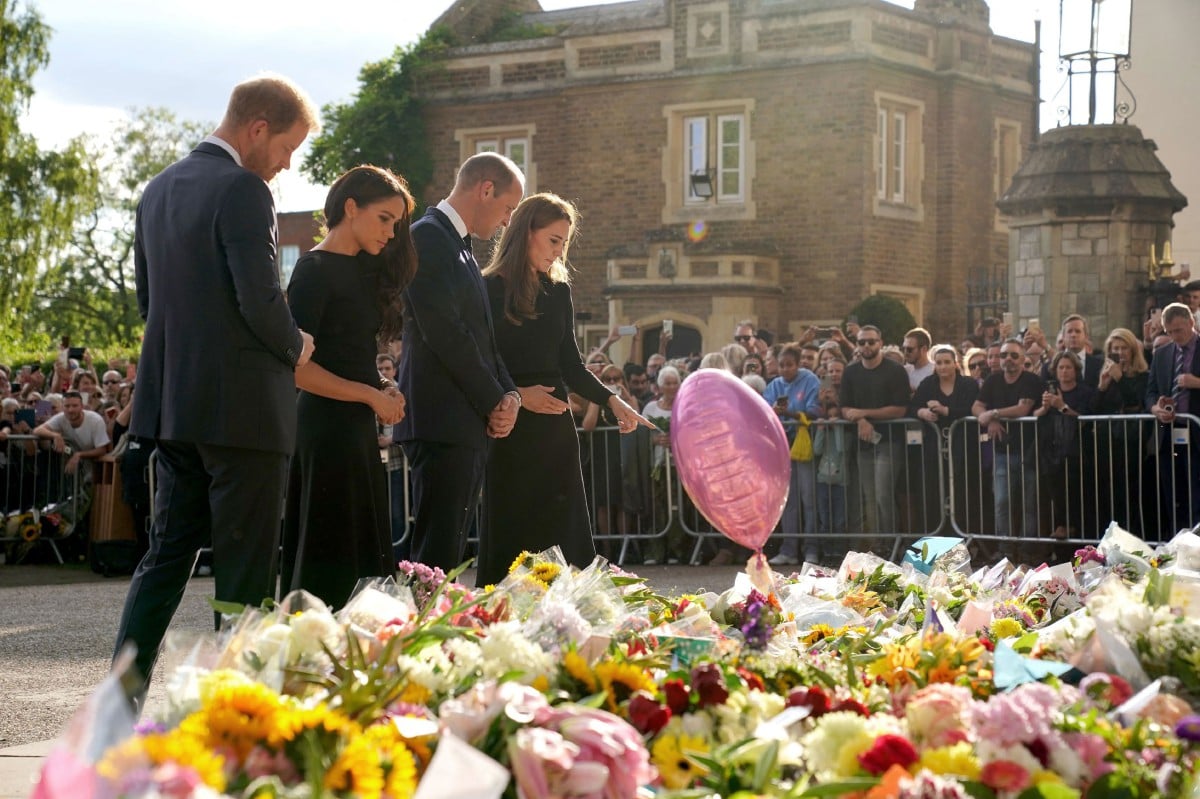 HARRY (kiri) Megan, (dua dari kiri), William dan Kate melihat bunga yang diletakkan orang ramai. FOTO AFP