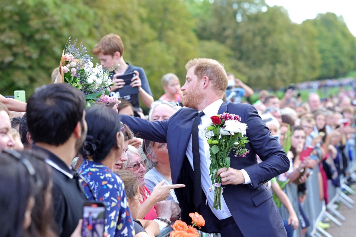 HARRY menerima bunga daripada orang ramai. FOTO  AFP