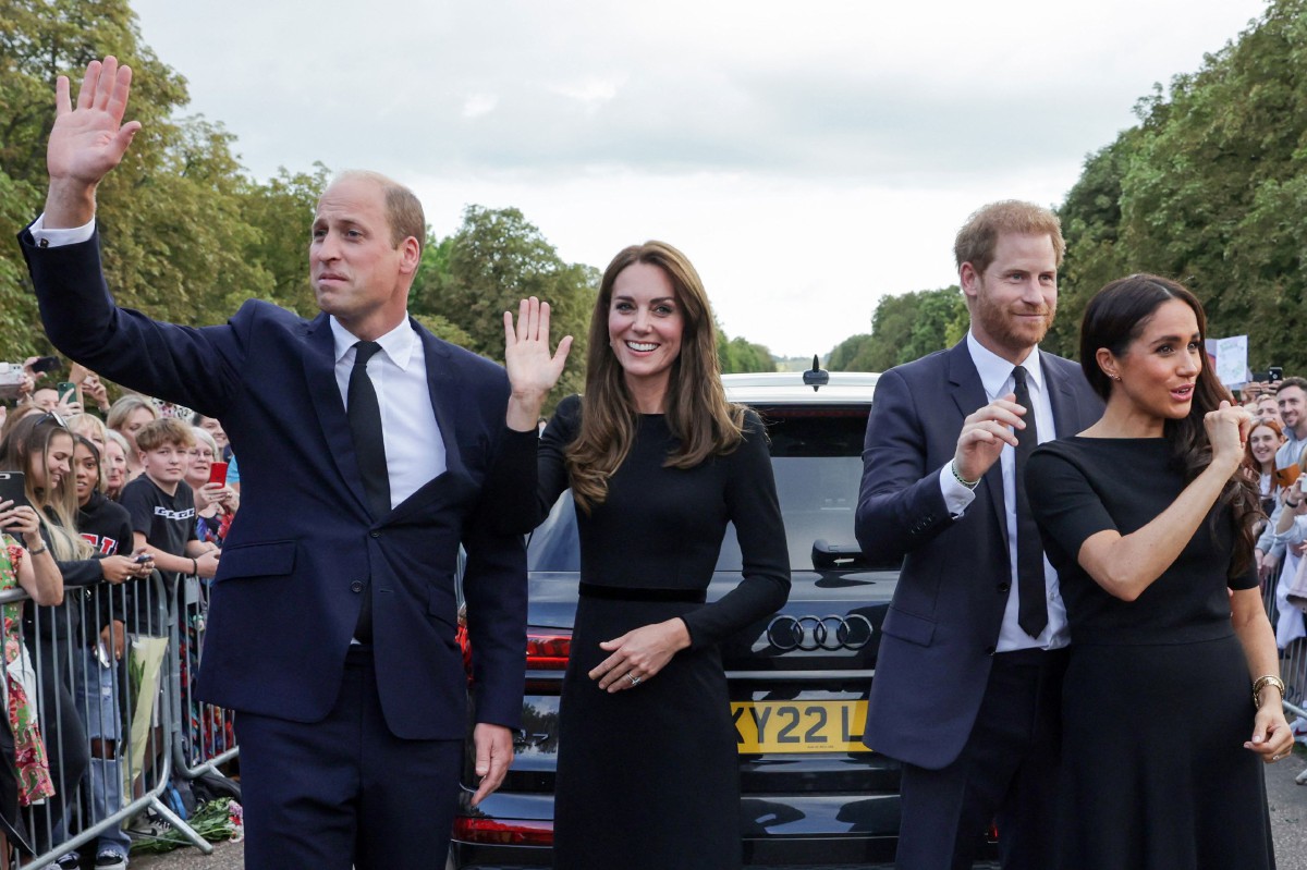 (Dari kiri) WILLIAM, Kate, Harry dan Meghan melambai kepada orang ramai di luar Istana Windsor. FOTO AFP
