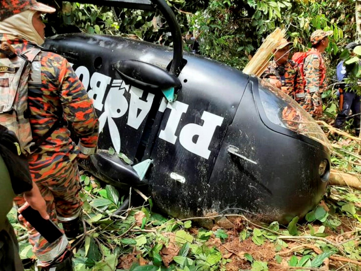 BANGKAI helikopter jenis Eurocopter yang ditemui dihutan berhampiran Chikus, dekat Bidor. FOTO Ihsan Bomba.