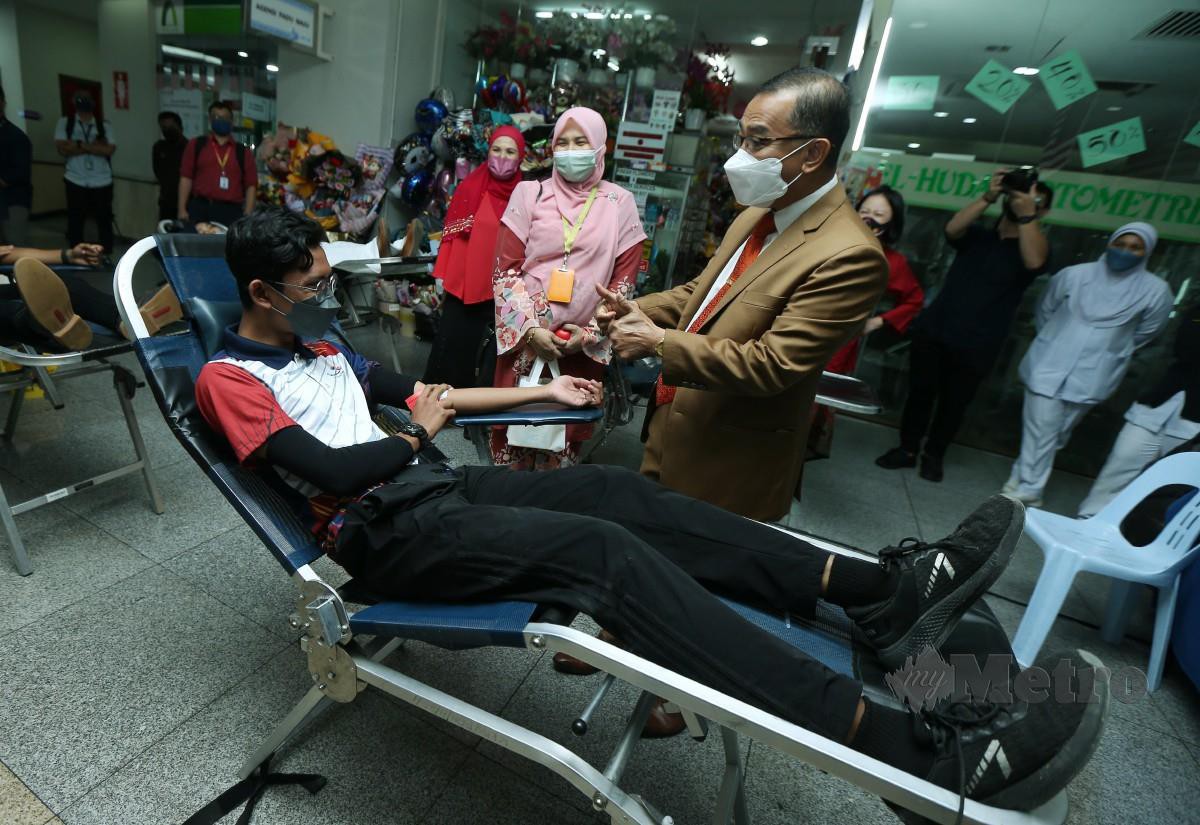DR Noor Azmi (kanan) beramah mesra dengan penderma ketika melawat pameran kesihatan pada Kempen Kesedaran Derma Darah. FOTO Rohanis Shukri 