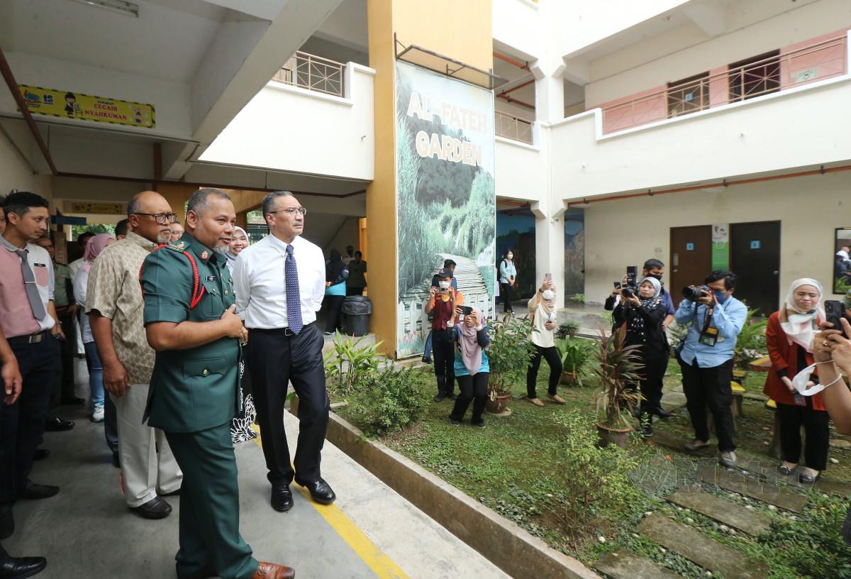  Hishammuddin melawat Sekolah Kebangsaan Kementah. FOTO Rohanis Shukri.