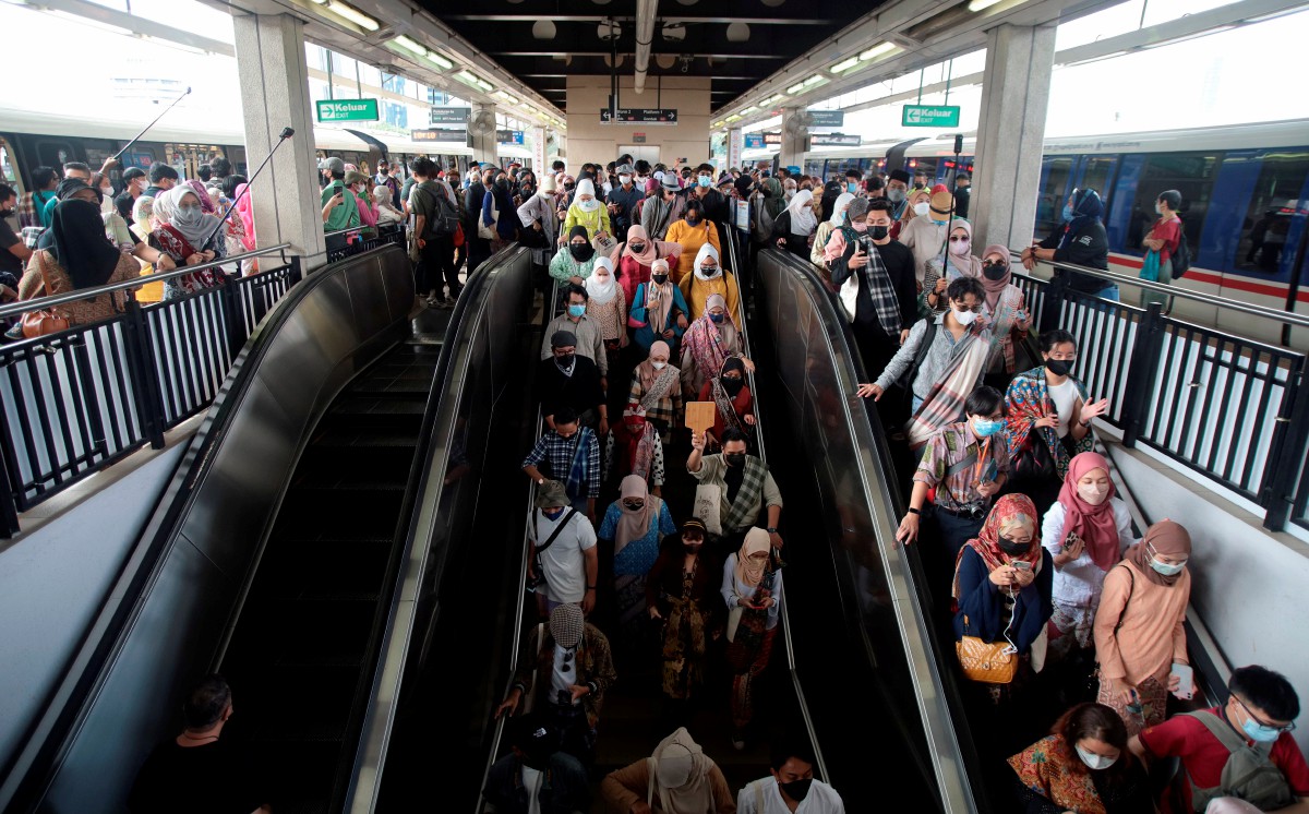 ORANG ramai membanjiri Stesen LRT Gombak untuk mengikuti Program Keretapi Sarong yang diadakan sempena Hari Malaysia 2022. FOTO Bernama.