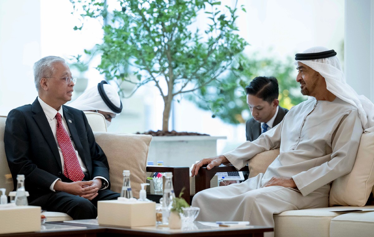 ISMAIL Sabri (kiri) melakukan kunjungan hormat ke atas Sheikh Mohamed di Istana Presiden di sini. FOTO Bernama