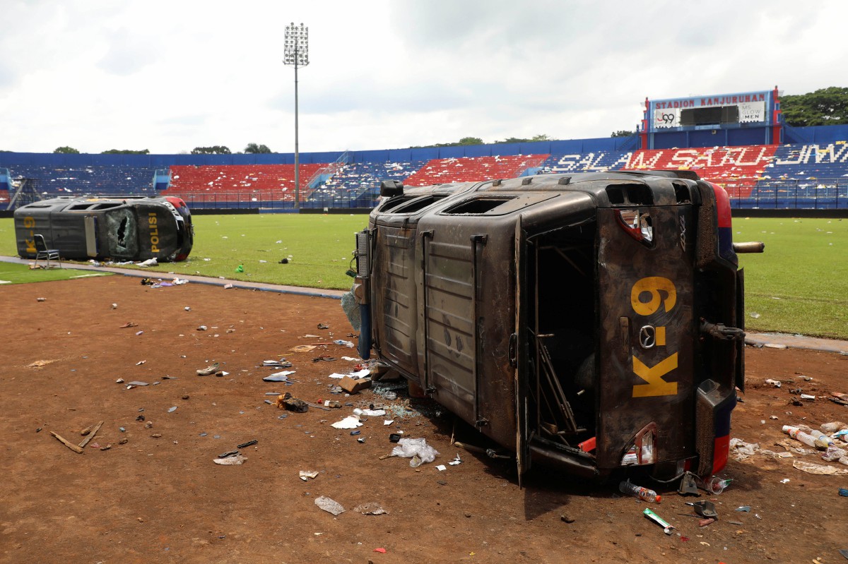 KENDERAAN polis yang rosak susulan insidenrempuhan di Stadium Kanjuruhan, Malang. FOTO AP