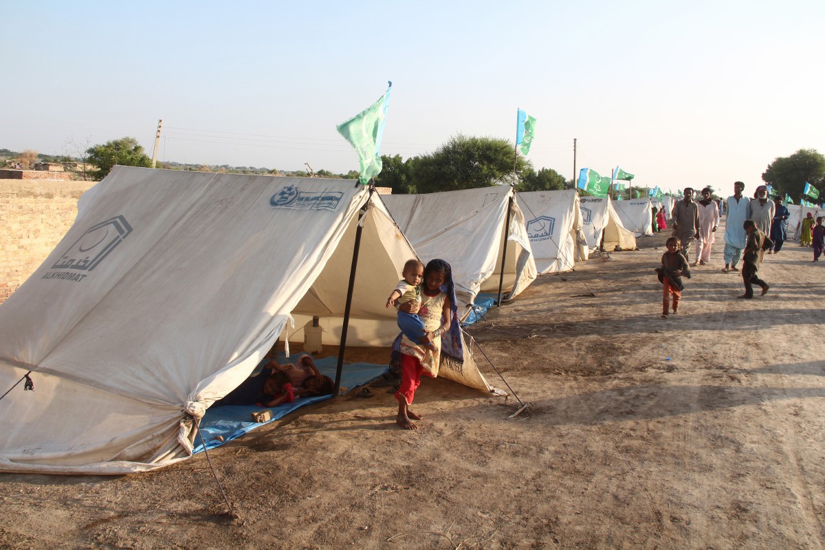 MANGSA banjir berlindung dalam khemah yang didirikan Yayasan Al-Khidmat di daerah Hyderabad. FOTO EPA