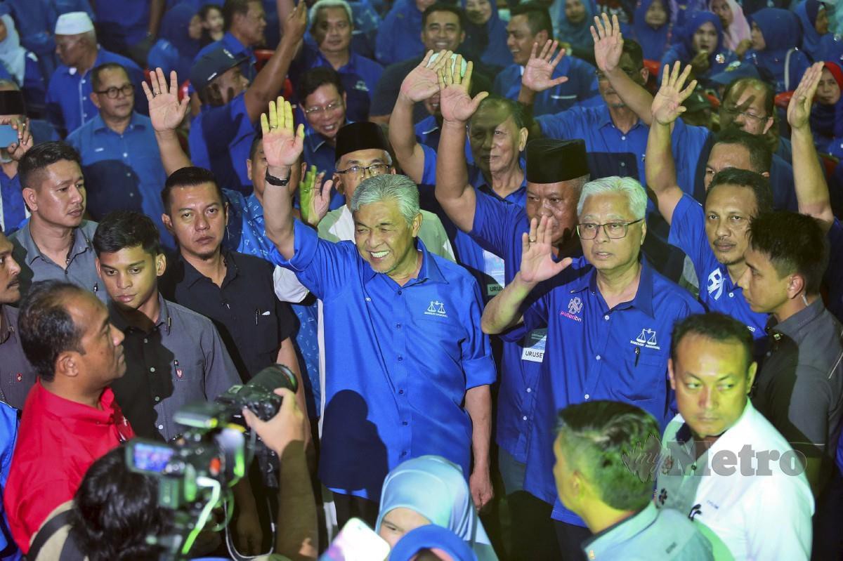 ISMAIL Sabri bersama Ahmad Zahid melambaikan tangan ketika Himpunan Solidariti Kestabilan dan Kemakmuran serta Pelancaran Jentera Pilihan Raya BN Negeri Terengganu di Jenagor,  Kuala Berang. FOTO Ghazali Kori