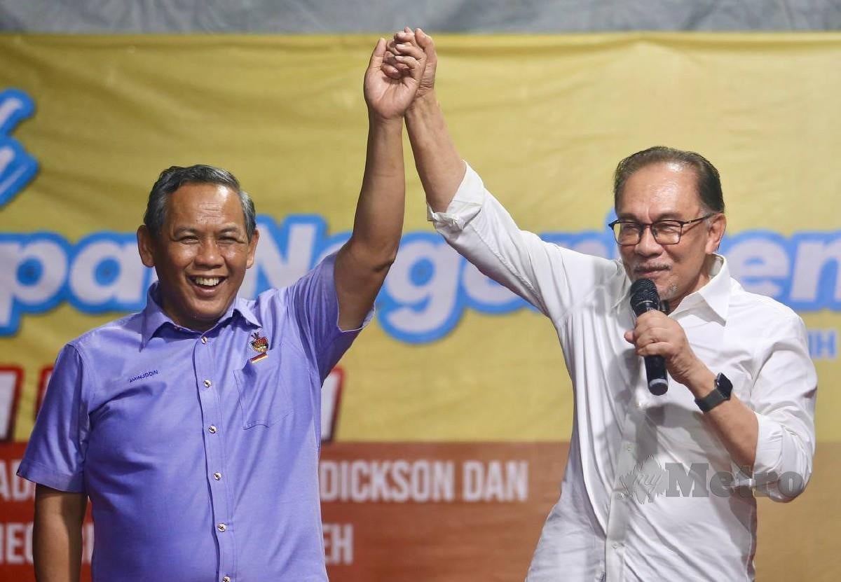 ANWAR (kanan) ketika mengumumkan nama Aminuddin (kiri) sebagai calon parlimen Port Dickson  baru-baru ini. FOTO Azrul Edham