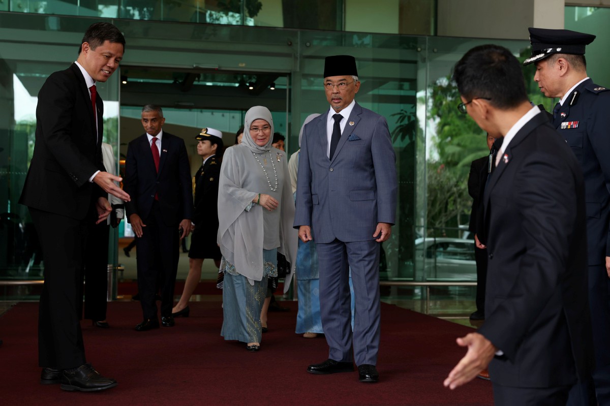 AL-Sultan Abdullah dan Tunku Hajah Azizah disambut oleh Menteri Pendidikan Singapura Chan Chun Sing sebaik tiba di Lapangan Terbang Changi bagi mengadakan lawatan negara ke Singapura bermula hari ini sehingga Jumaat. FOTO Bernama.