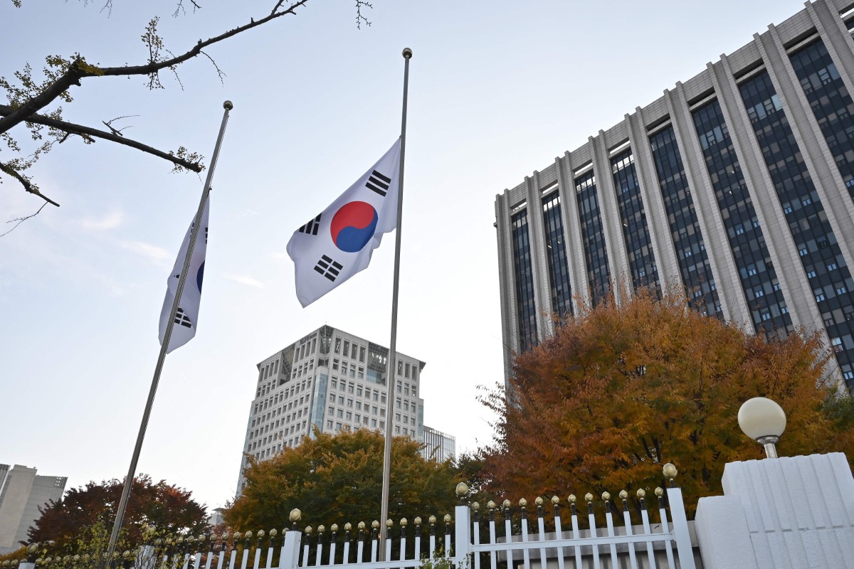 BENDERA Korea Selatan dikibarkan separuh tiang susulan kejadian rempuhan. FOTO AFP