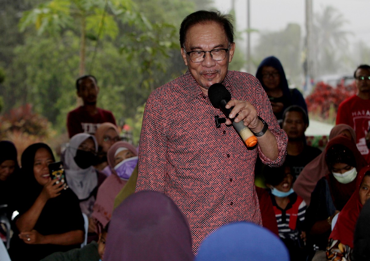 ANWAR berucap pada Program Minum Bersama Anwar Ibrahim di Warung Nasi Lemak Kak Nor, Kampung Ulu Chemor hari ini. FOTO Bernama.
