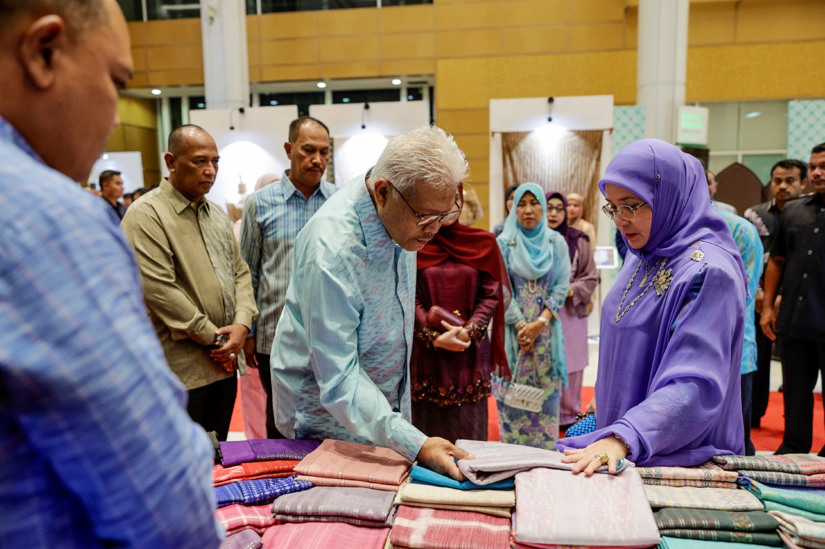  TUNKU Hajah Azizah Aminah berkenan berangkat ke Majlis Anugerah Kreatif 2022 Jabatan Penjara Malaysia. Turut hadir Hamzah (dua, kanan). FOTO Bernama.