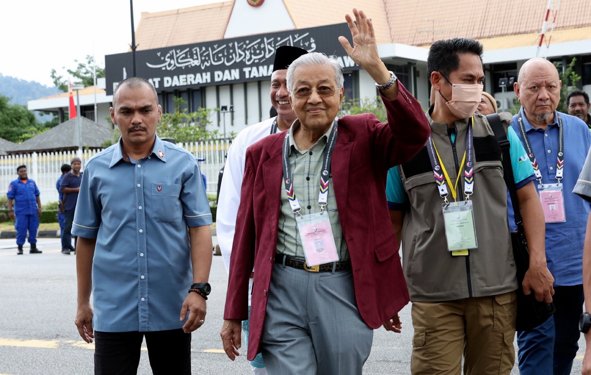 DR Mahathir, calon Parlimen Langkawi selepas tamat proses penamaan calon di Pejabat Daerah dan Tanah Langkawi hari ini. FOTO Bernama.