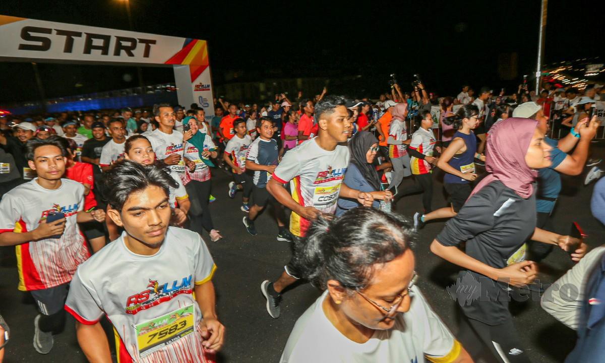  SEBAHAGIAN peserta larian  Dash Penchala Link Tunnel Night Run di Plaza Tol Kota Damansara. FOTO Owee Ah Chun.