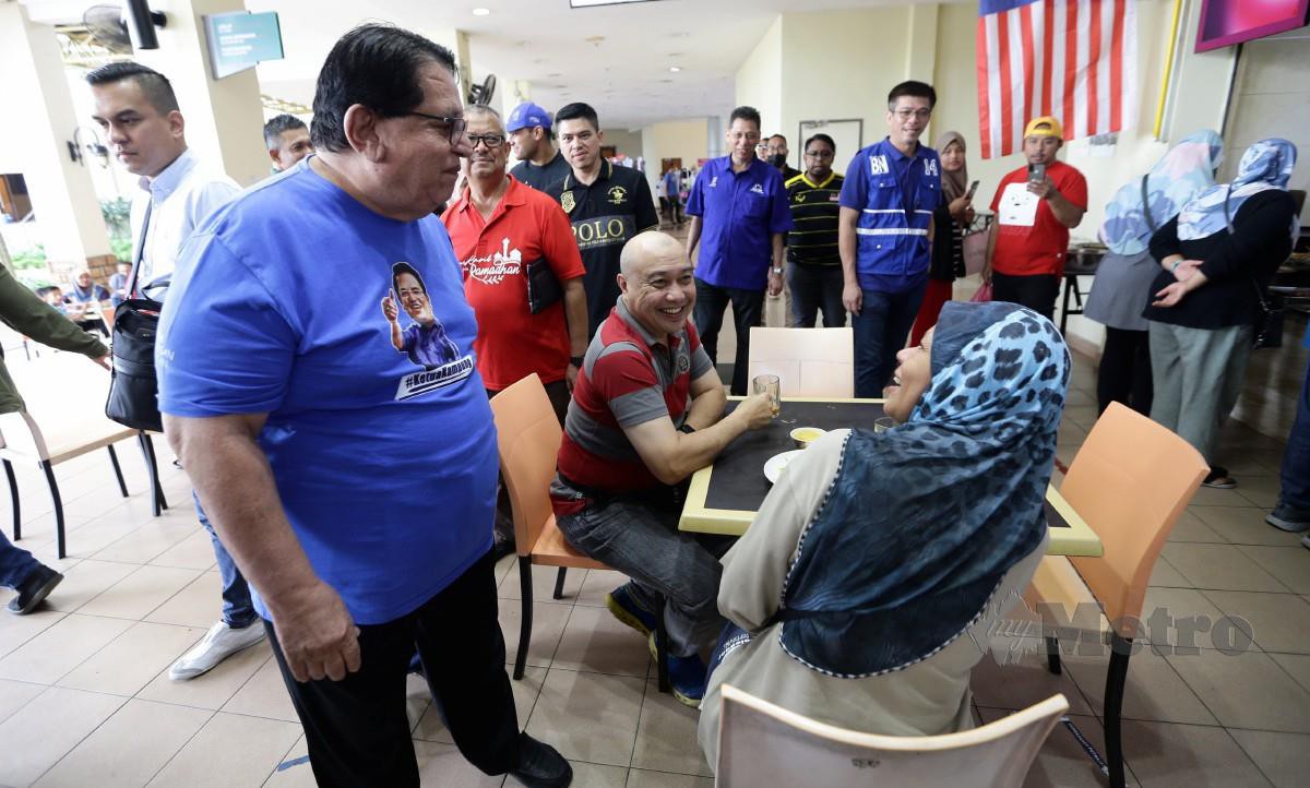 TENGKU Adnan berbual bersama pengundi di Pusat Kejiranan Presint 16, Putrajaya. FOTO Mohd Fadli Hamzah.