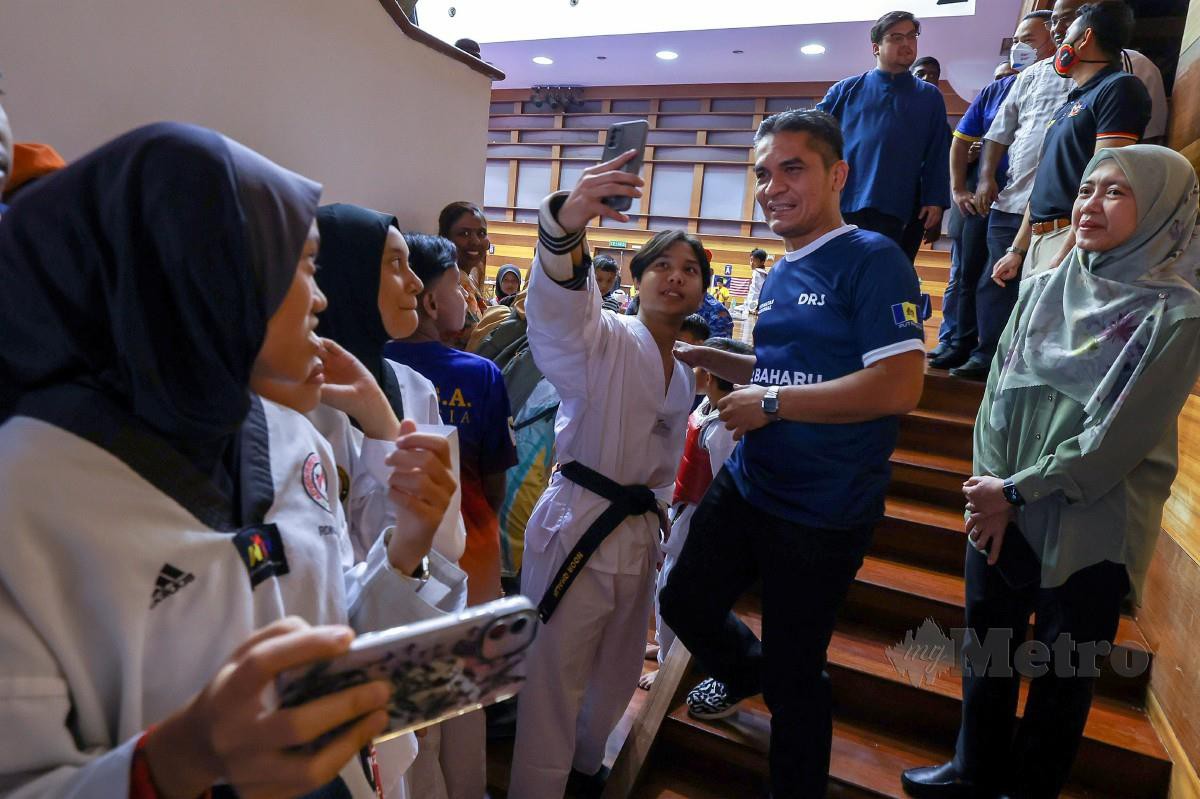 PESERTA taekwondo berswafoto dengan Radzi selepas majlis perasmian Kejohanan Taekwondo Terbuka Putrajaya 2022 di Kompleks Kejiranan Presint 11 hari ini. FOTO Bernama.